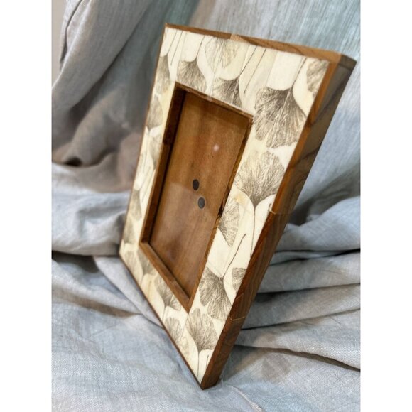 Hand-Carved Wooden Photo Frame With Ginkgo Leaf Inlay Design 4x6 Inches - Picture 2 of 8